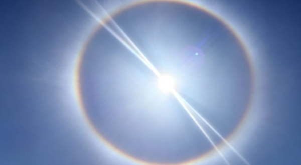 Halo solar chama a atenção de moradores e colore o céu nesta terça-feira