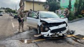 Foragido da Justiça é preso após furtar carro e colidir com viatura da PM