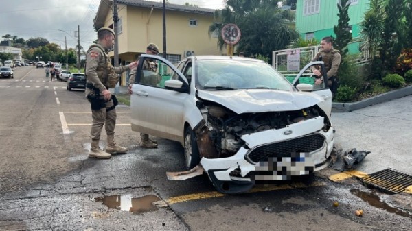 Foragido da Justiça é preso após furtar carro e colidir com viatura da PM