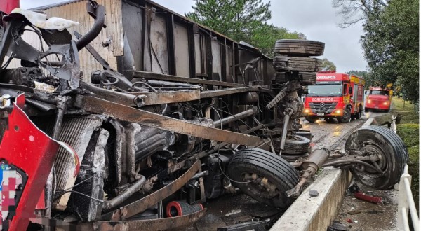 Motorista fica ferido após caminhão capotar em rodovia