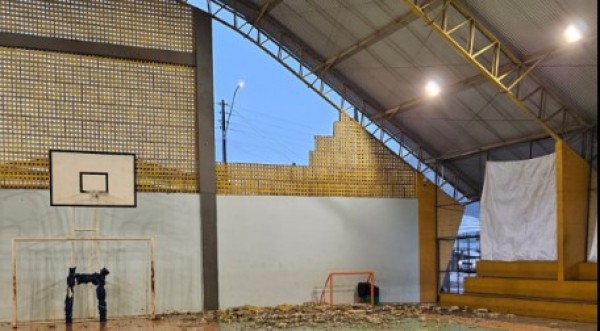 Vendaval derruba parte de parede em ginásio e fere crianças