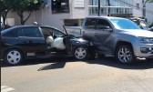 Colisão envolvendo carro e caminhonete é registrada no centro