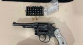 Adolescente é detido após postar foto com arma nas redes sociais