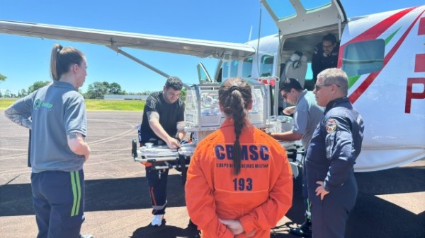 Bebê com problema cardiopulmonar é transferido de São Miguel do Oeste para Joinville pelo Arcanjo-04