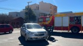 Acidente entre carro e motoneta deixa mulher ferida no centro