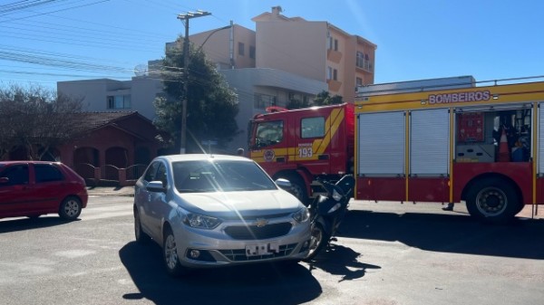 Acidente entre carro e motoneta deixa mulher ferida no centro
