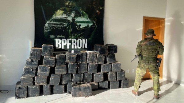 BPFRON apreende quase uma tonelada de maconha após perseguição a caminhonete no Paraná