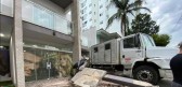 Caminhão atinge veículos e invade pátio de residência no centro