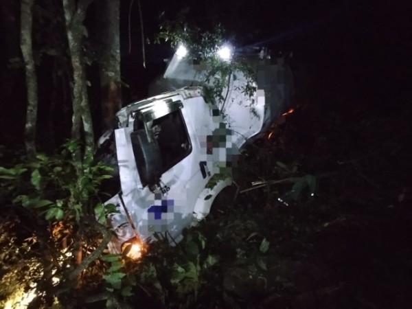 Caminhoneiro cai em ribanceira e morre na BR 282