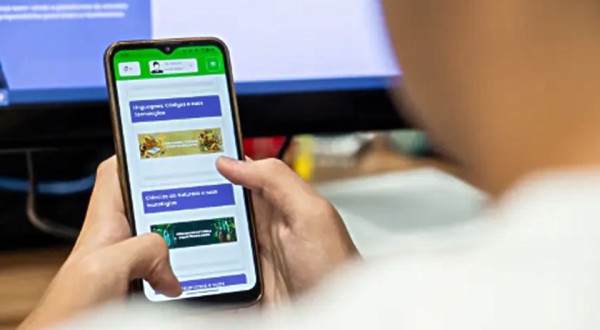 Plataforma Enem Paraná ultrapassa 700 mil questões resolvidas e amplia acesso a estudantes