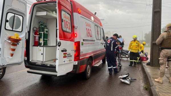 Motociclista fica ferida após colisão com carro