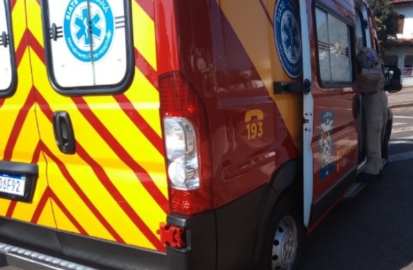 Mulher fica ferida após colisão entre moto e bicicleta