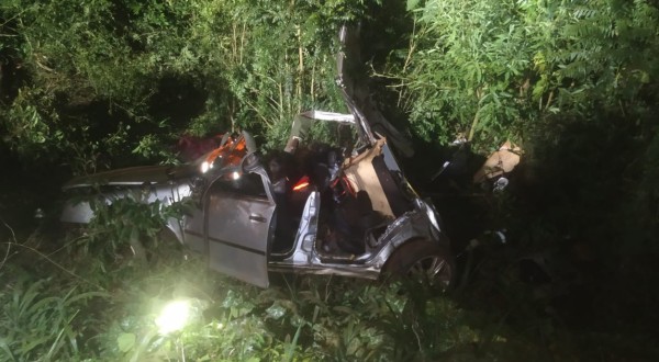 Grave acidente na SC-480 deixa feridos após carro capotar e cair em ribanceira