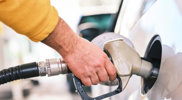 Petrobras reduz preço da gasolina em 4,9% a partir de terça-feira