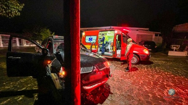 Mulher bate caminhonete em poste e é presa por embriaguez ao volante