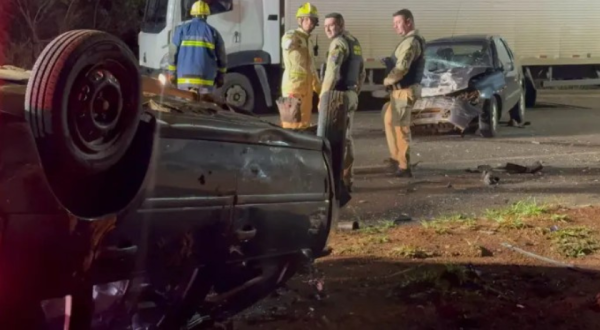 Grave colisão entre dois veículos deixa feridos