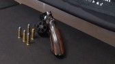 Homem é preso com revólver escondido em carro durante fiscalização em bar