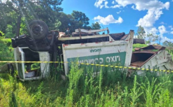 Motorista é socorrido com ferimentos graves após capotamento de caminhão de lixo no Extremo-Oeste