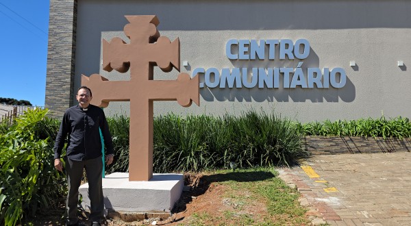 Cruz de Caravaca chama atenção de quem passa pela Igreja Nossa Senhora Aparecida