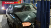 Carro sai da pista e bate contra poste de alta tensão