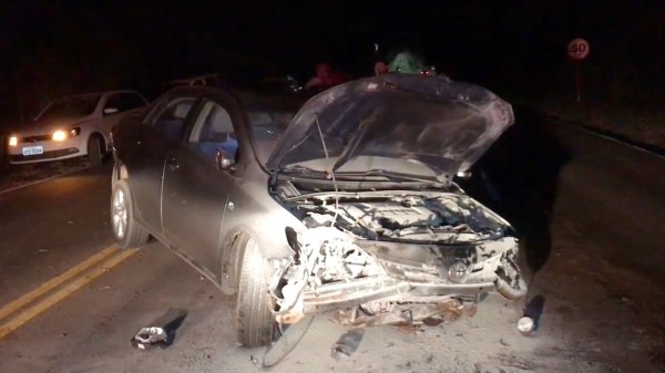 Condutor perde o controle de veículo, colide em barranco e para no meio da rodovia PR 180