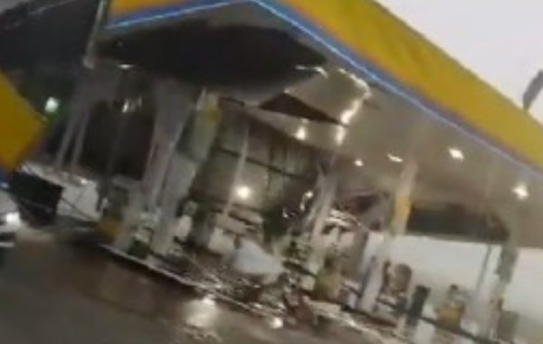 Temporal provoca desabamento de cobertura de posto de combustíveis em SC