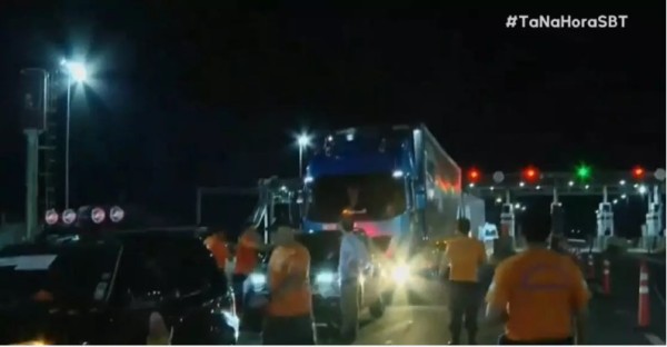 Caminhão com doações para o RS é multado por excesso de carga