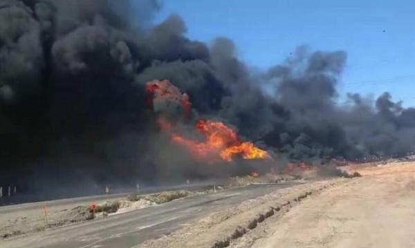 Carreta carregada com combustível incendeia na BR-101 em SC