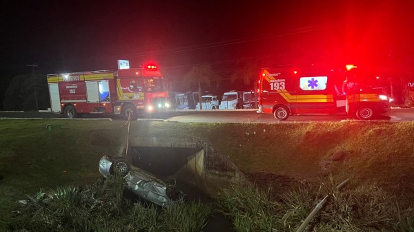 Carro sai da pista e despenca em córrego na BR-282