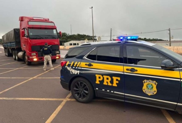 PRF apreende carreta com 400 mil maços de cigarros paraguaios