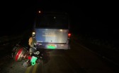 Condutor de motocicleta colide com ônibus e fica ferido