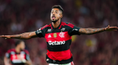 Flamengo vence o Vitória com golaços e reduz distância para a liderança