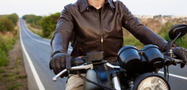 Adolescente é flagrado pilotando motocicleta sem habilitação e sem capacete