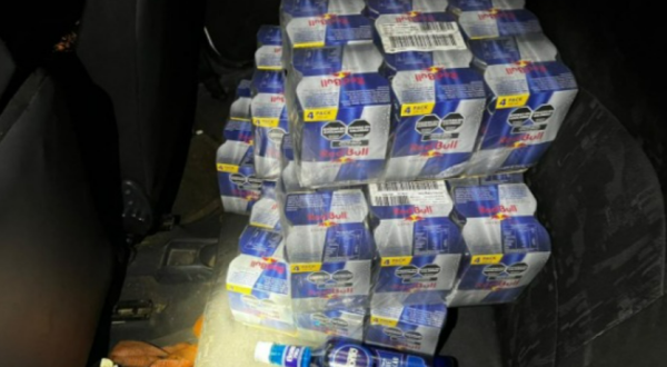 Polícia apreende 120 latas de energético e bebidas estrangeiras