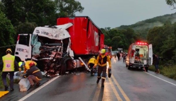Colisão entre caminhões mata motorista na BR-282