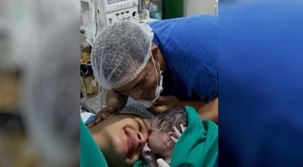 Amor, emoção e inclusão. Casal surdo conta com ajuda de interprete de libras durante parto do filho