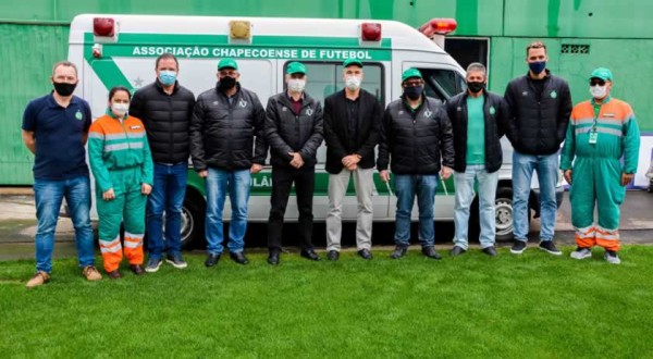 Unimed Chapecó faz doação de ambulância para a Chapecoense