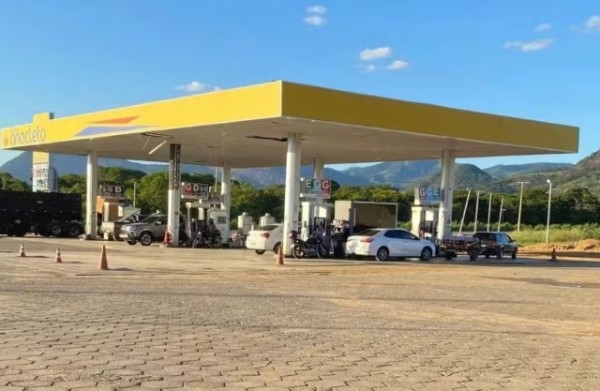 Pai esquece filhas de 6 e 10 anos em posto e viaja 40 km para buscá-las