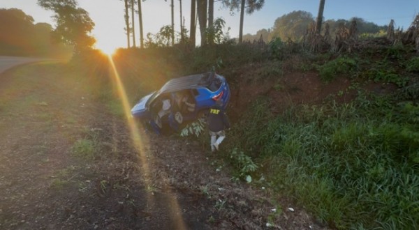 Perseguição termina com motorista preso após cair de barranco com carro furtado e 120 kg de maconha