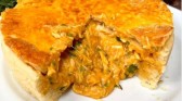 Torta de frango com massa de apenas 2 ingredientes: desmancha na boca!