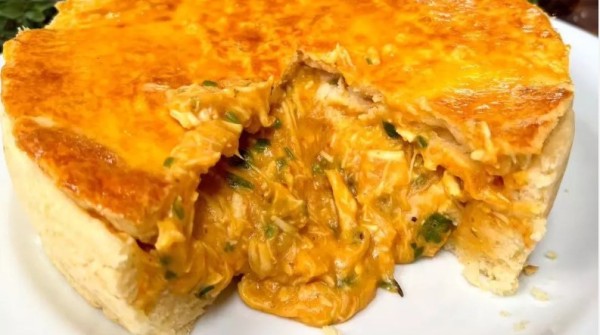 Torta de frango com massa de apenas 2 ingredientes: desmancha na boca!