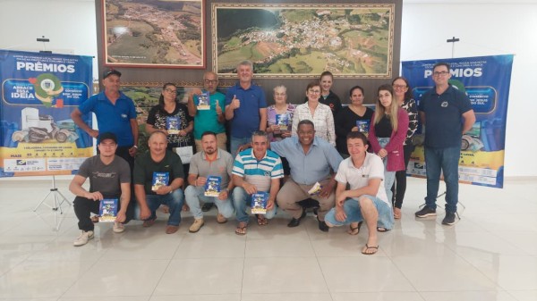 Prefeito entrega prêmios do 3º sorteio da campanha “Abrace Essa Ideia, Compre no Comércio Local”