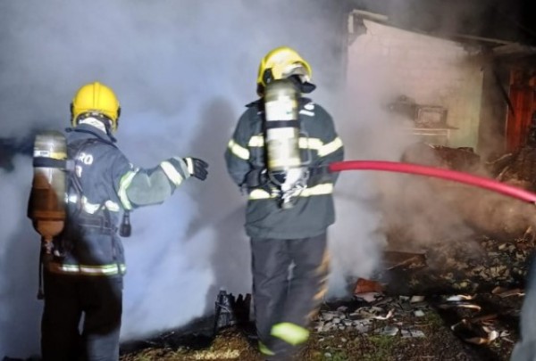 Incêndio destrói parcialmente residência no interior