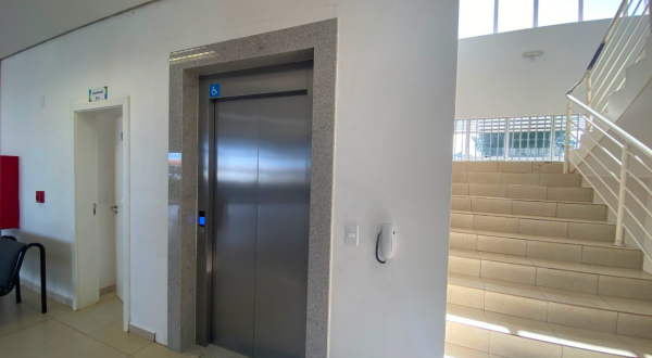 Prefeitura instala elevador e amplia acessibilidade na sede administrativa