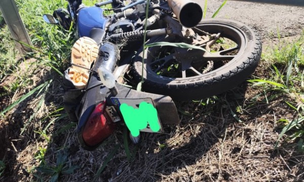 Colisão traseira entre carro e moto mobiliza bombeiros na BR-282