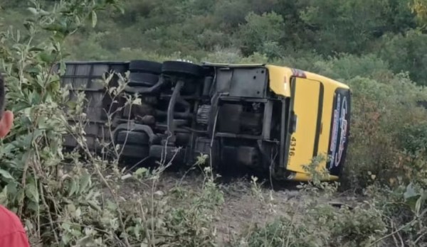 Ônibus com romeiros tomba e deixa mortos e feridos