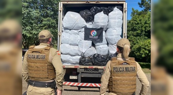 Polícia Militar apreende caminhão carregado com calçados contrafeitos