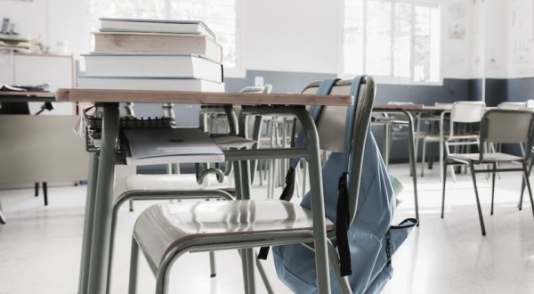 Governador sanciona lei que permite terceirizar administração de 204 colégios públicos no Paraná