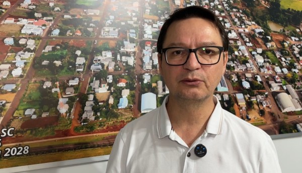 Prefeito pede votos para Jorginho Mello e Flávio Bolsonaro e destaca recursos destinados ao município