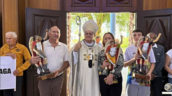 Missa em homenagem a São Miguel Arcanjo reúne grande número de fiéis